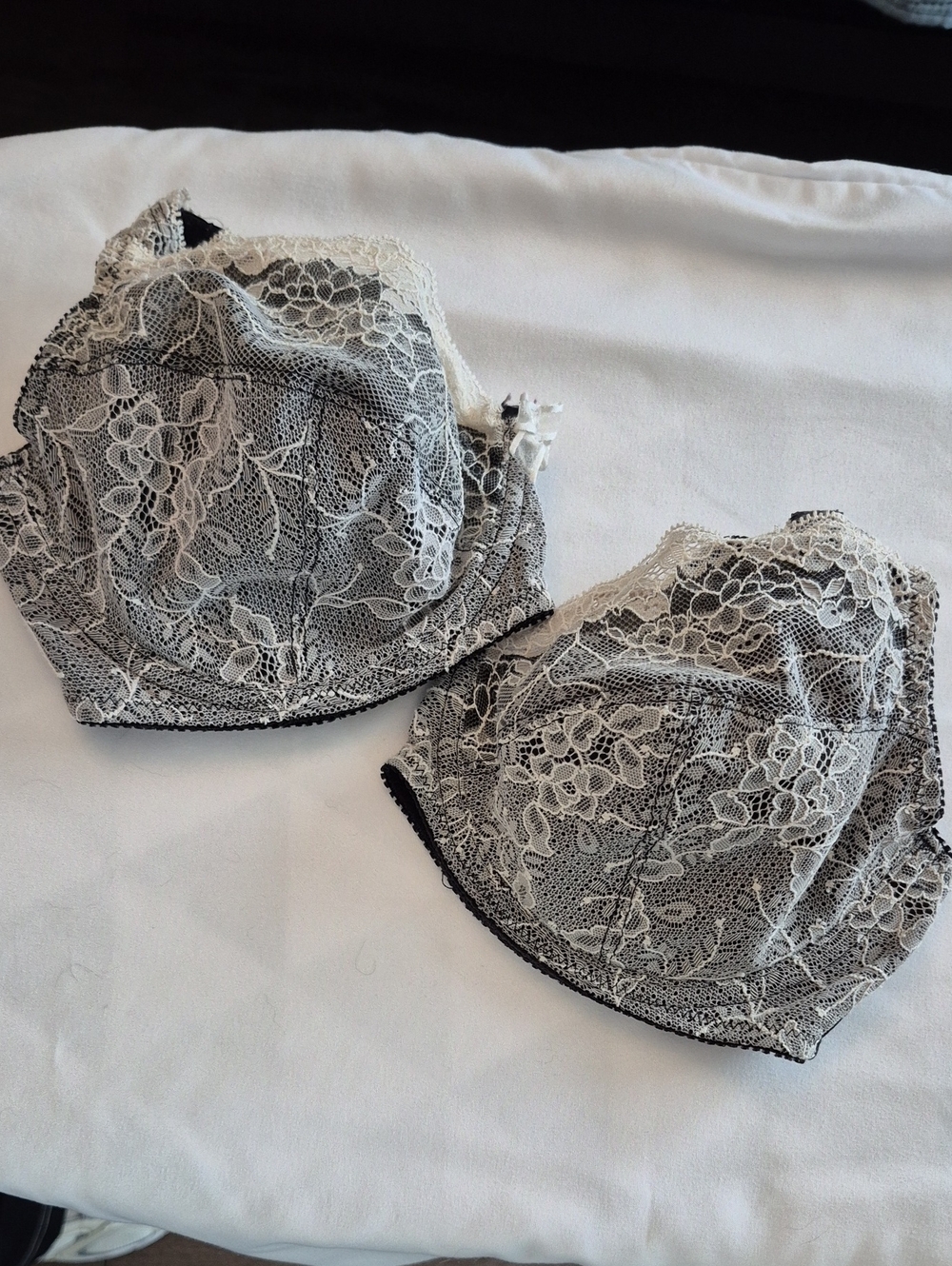 WONDER BRA, CHANTILLY LACE. BLACK, 2 BRAS, 36C, ADJUSTABLE STRAPS.